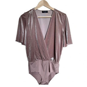 Zara • Champagne Ivory Crushed Velvet Plunging V-Neck
Short Sleeve Bodysuit